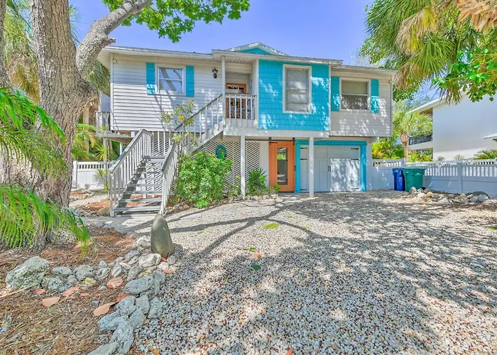 Canal-Front Gem W/ Pool & Hot Tub In Anna Maria