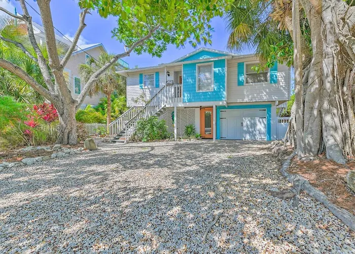 Canal-Front Gem W/ Pool & Hot Tub In Anna Maria